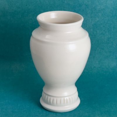 Vase blanc à pied cannelé
