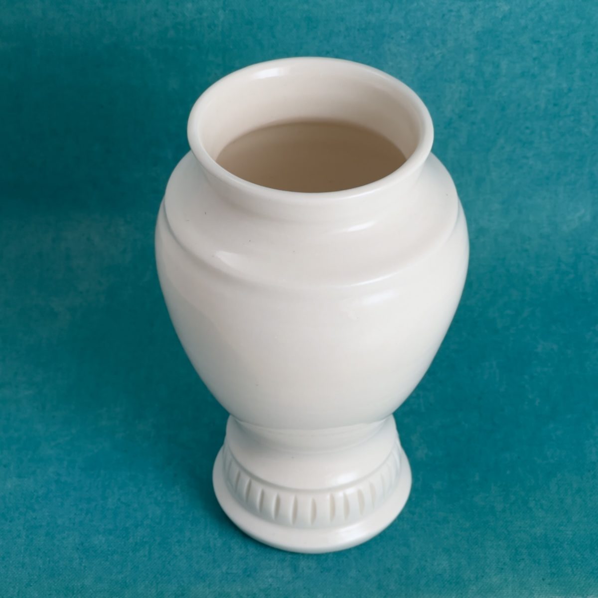 Vase blanc à pied cannelé