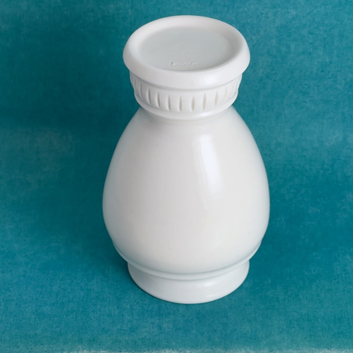 Vase blanc à pied cannelé