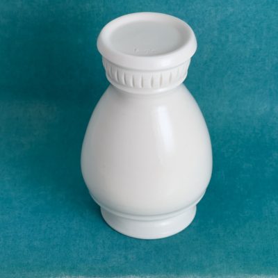 Vase blanc à pied cannelé