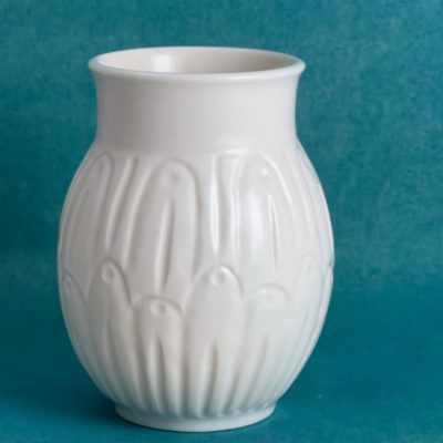 Vase blanc en porcelaine aux motifs gravés