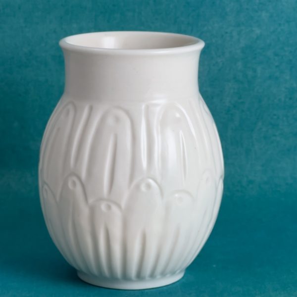 vase-blanc-en-porcelaine42 Vase blanc en porcelaine aux motifs gravés