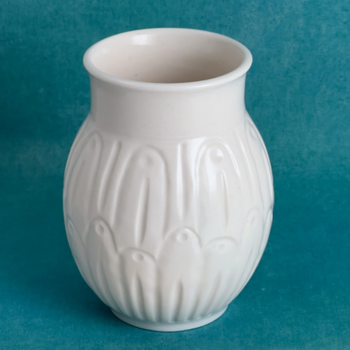 Vase blanc en porcelaine aux motifs gravés