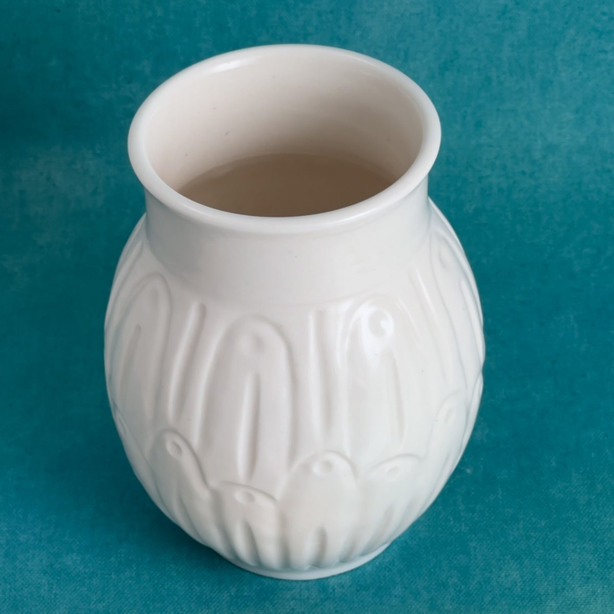 Vase blanc en porcelaine aux motifs gravés