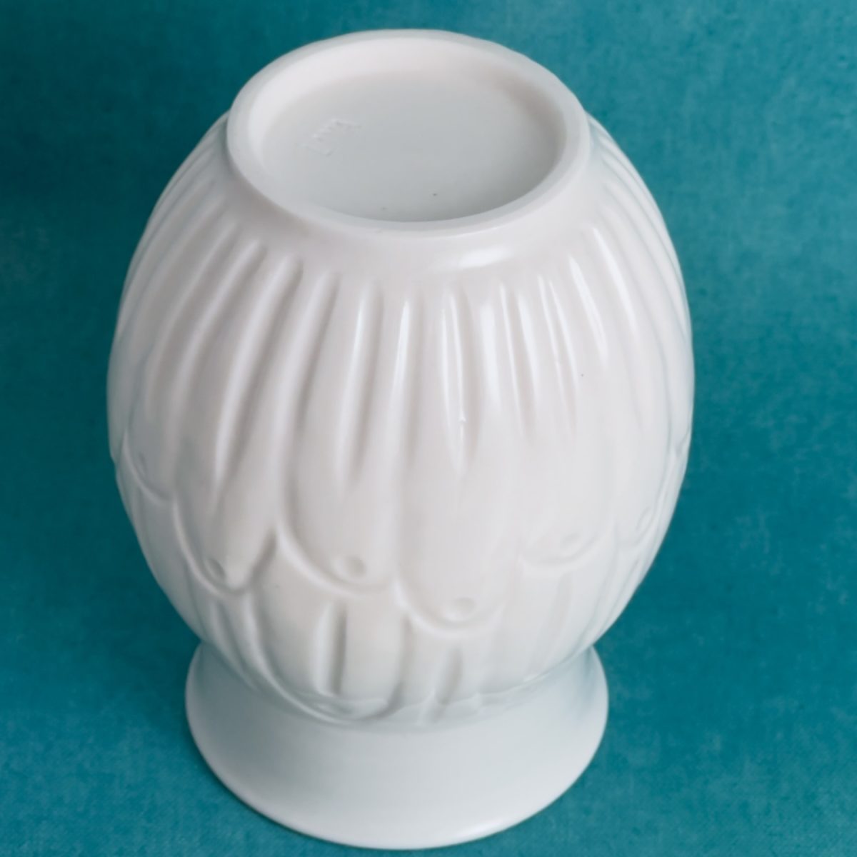Vase blanc en porcelaine aux motifs gravés