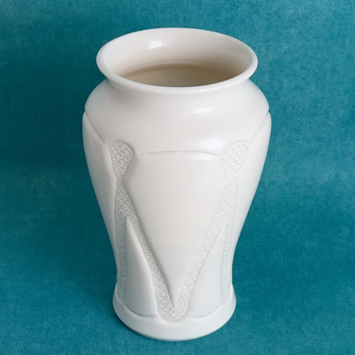 vase-en-porcelaine-blanc101 Vase blanc à panneaux