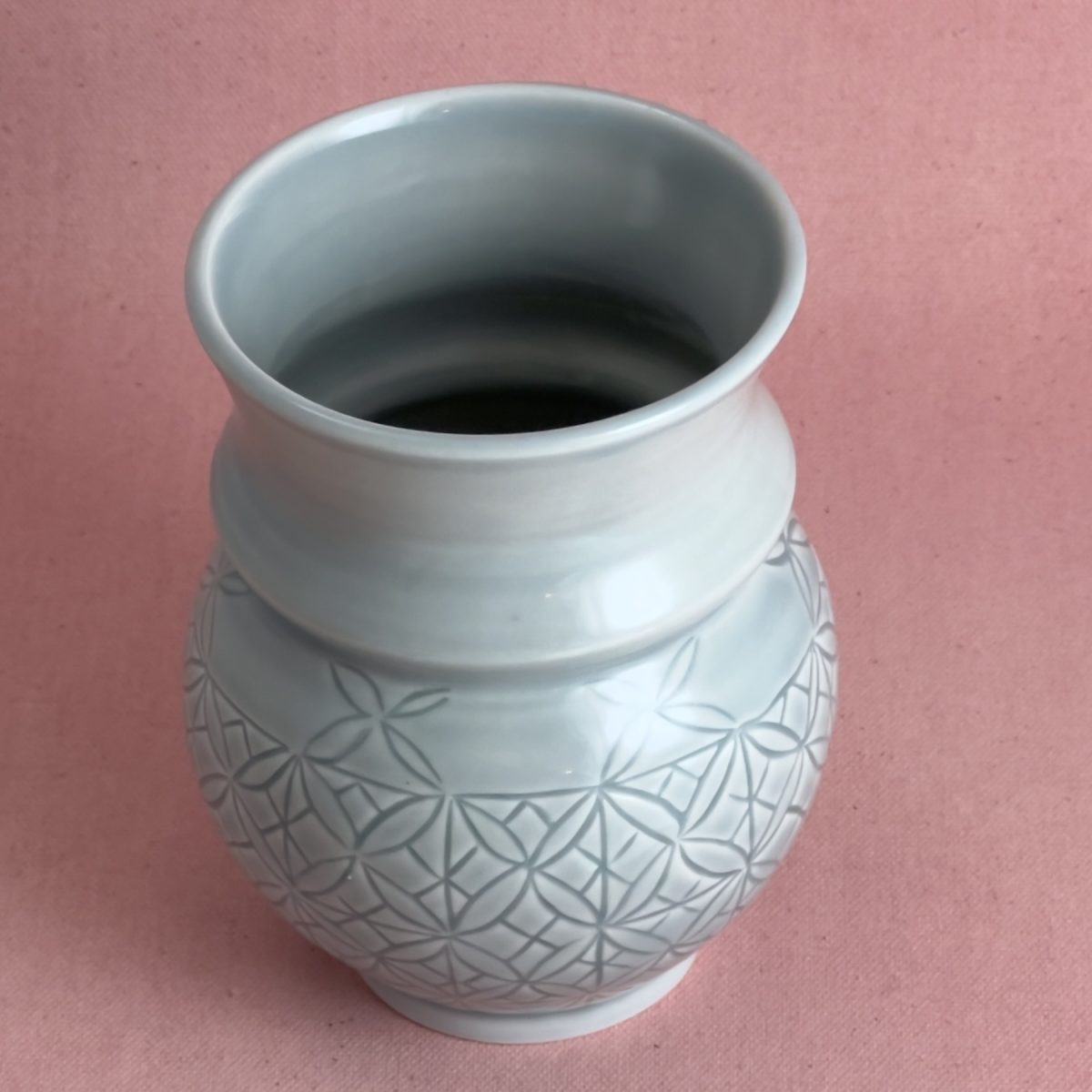 Vase sphérique gris