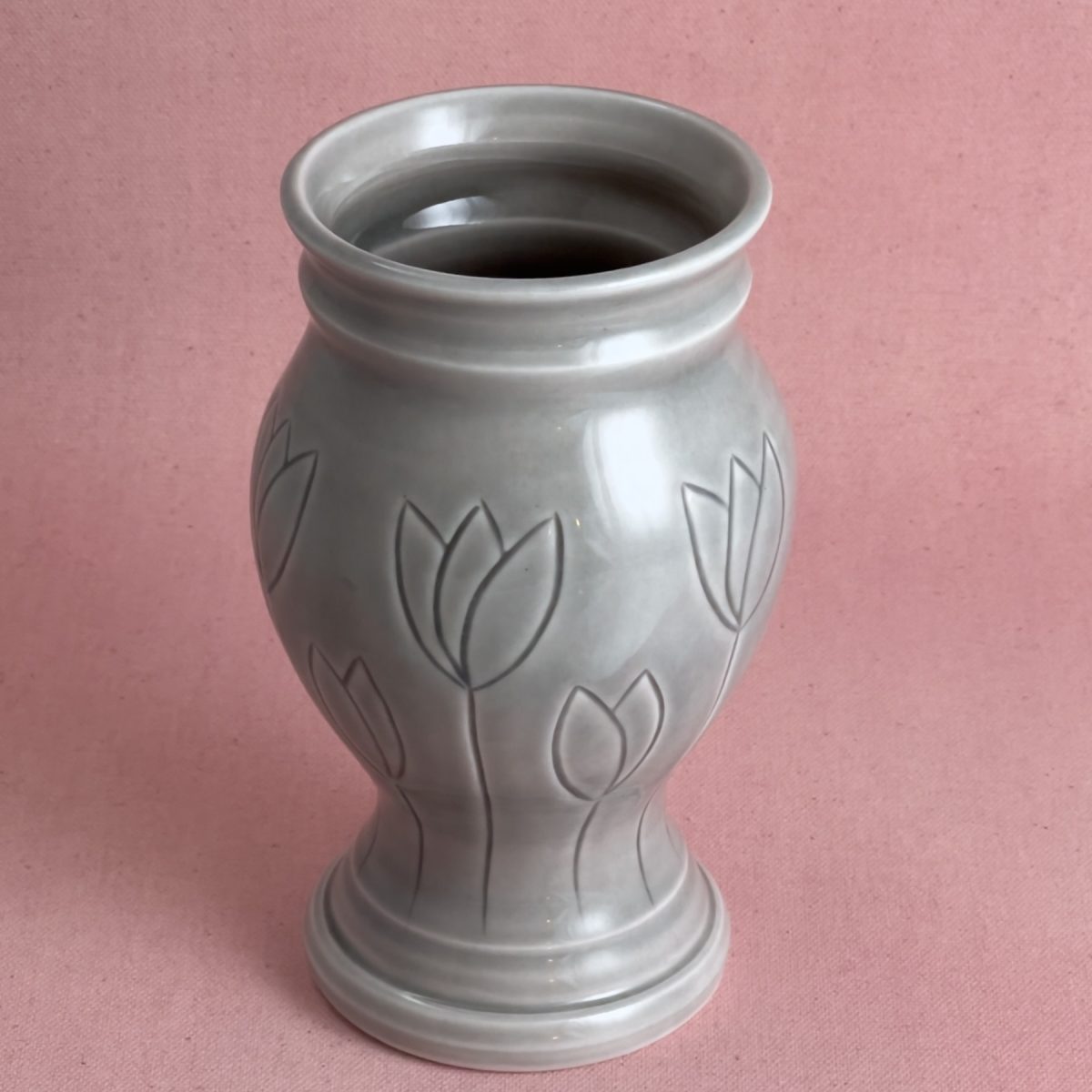 vase-en-porcelaine-gris22 Vase gris à tulipes gravées