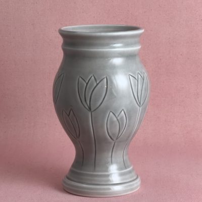 vase-en-porcelaine-gris23 Vase gris à tulipes gravées