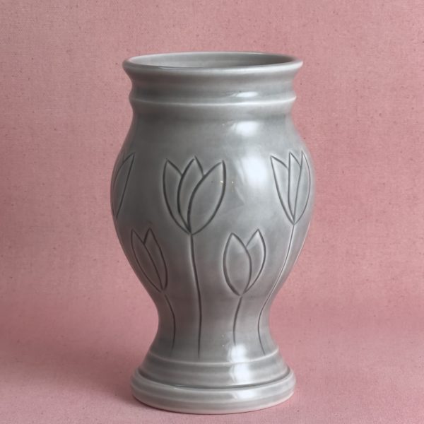 vase-en-porcelaine-gris23 Vase gris à tulipes gravées