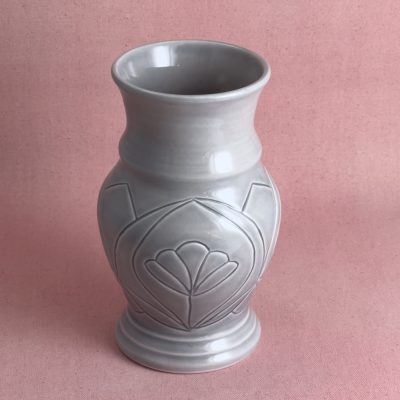 Vase gris à motif floral stylisé
