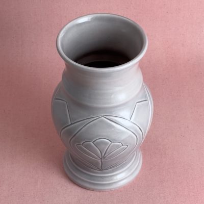 Vase gris à motif floral stylisé
