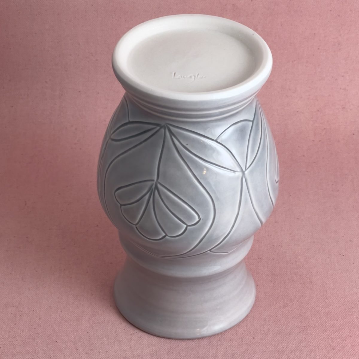 Vase gris à motif floral stylisé