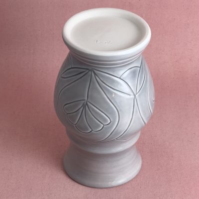 Vase gris à motif floral stylisé