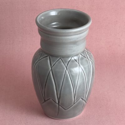Vase gris à motif gravé