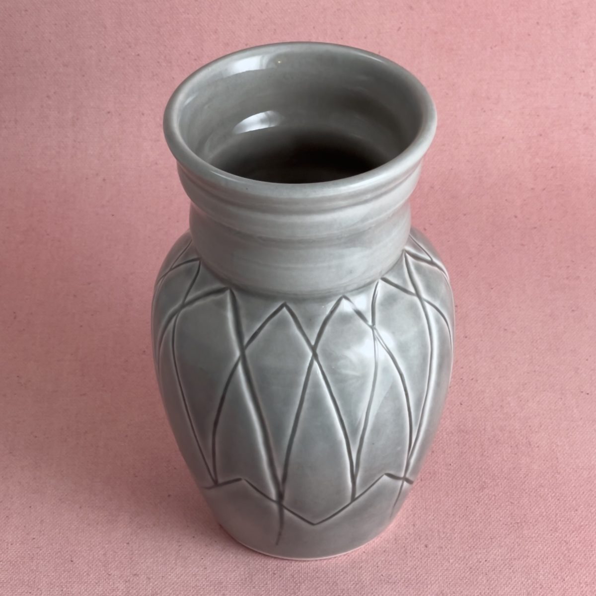 Vase gris à motif gravé
