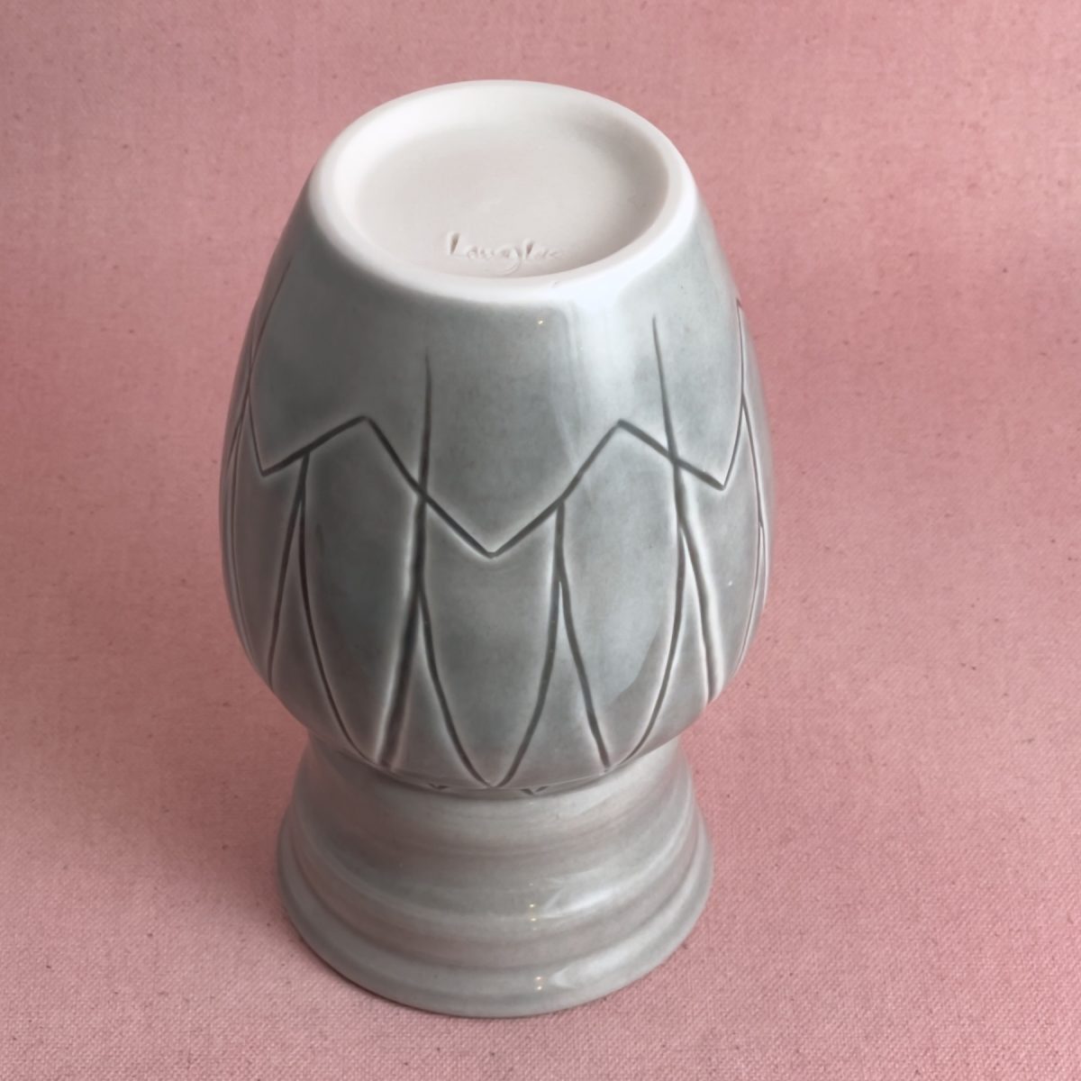 Vase gris à motif gravé