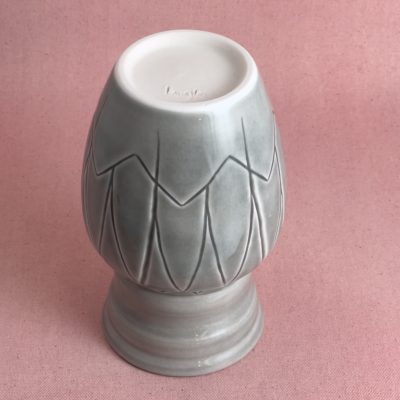 Vase gris à motif gravé